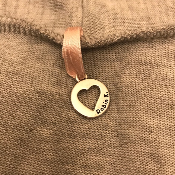 Robin K ❤️ - Picture 3 of 4